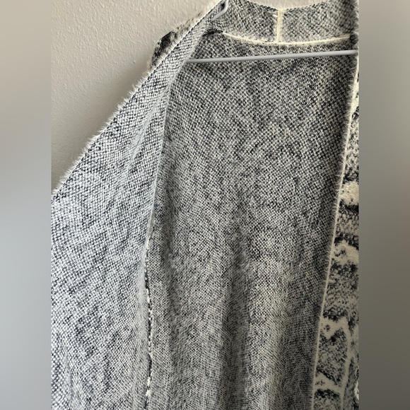 NWT Madison 88 fuzzy snake print sleeveless cardigan one size - Picture 3 of 5